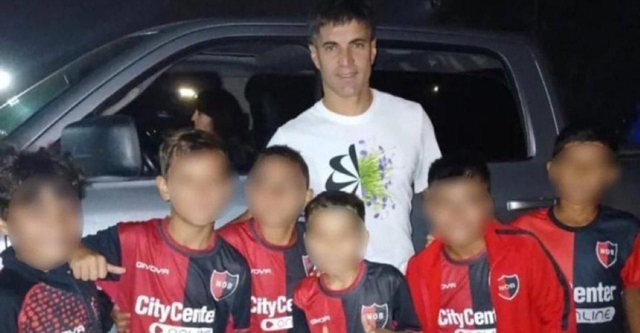 Escaacutendalo en Newellrsquos- sancionaron a seis chicos por sacarse una foto con un jugador de Rosario Central