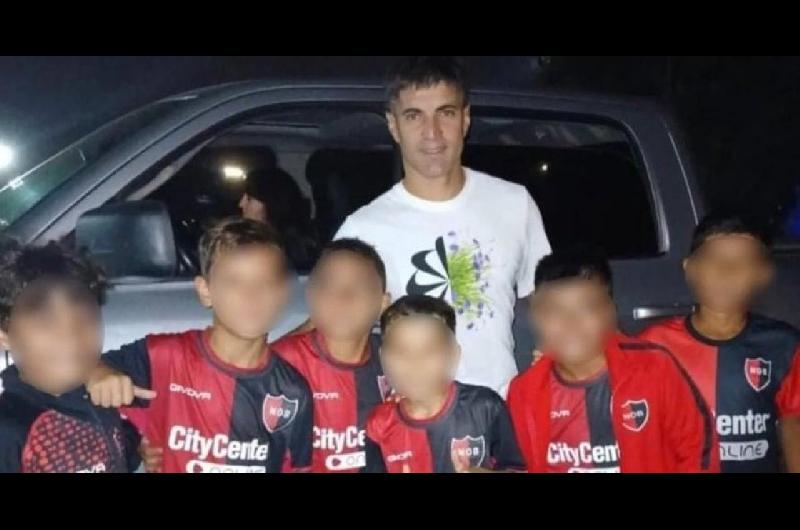 Escaacutendalo en Newellrsquos- sancionaron a seis chicos por sacarse una foto con un jugador de Rosario Central