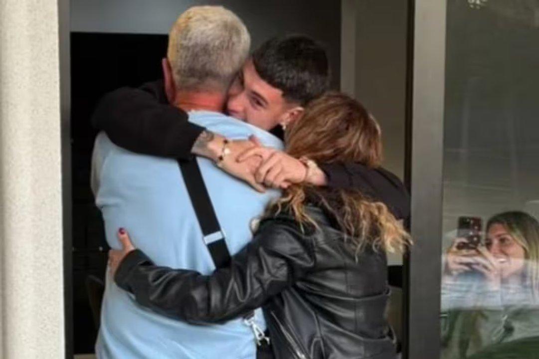 Souleacute emociona a su familia con un inesperado regalo