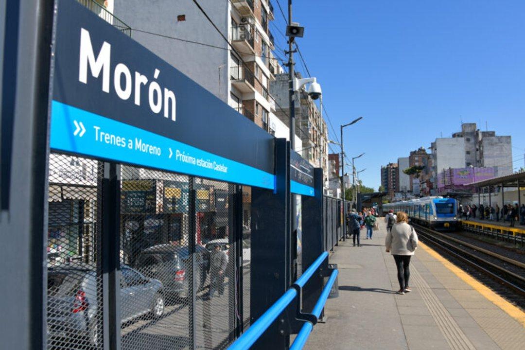 Un hombre se acostoacute sobre las viacuteas y murioacute tras ser arrollado por el tren Sarmiento