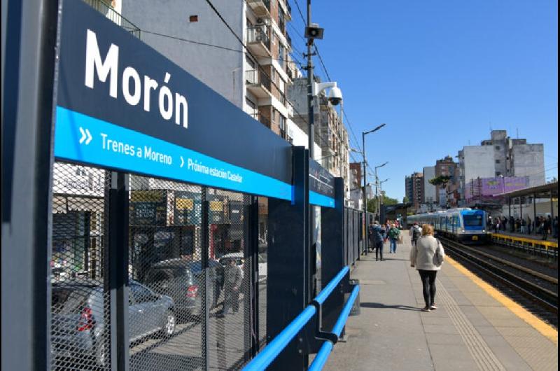 Un hombre se acostoacute sobre las viacuteas y murioacute tras ser arrollado por el tren Sarmiento