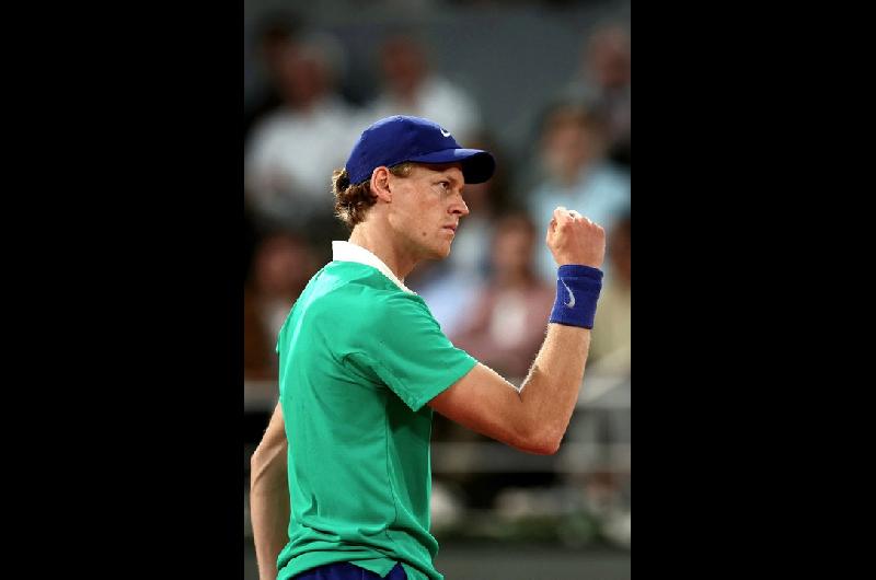 Jannik Sinner y Novak Djokovic jugaraacuten mantildeana buscando un lugar en las semifinales de Roland Garros