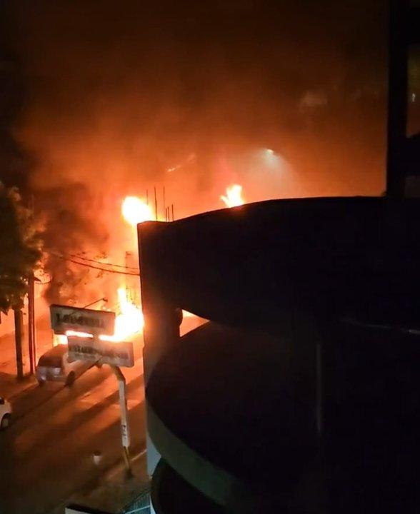 Se incendioacute un camioacuten en la puerta de un depoacutesito en Lanuacutes