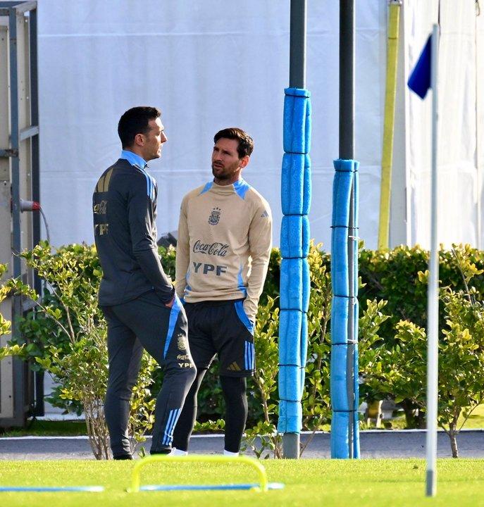 La Seleccioacuten argentina visita a Chile en el partido que marcaraacute el regreso de Lionel Messi