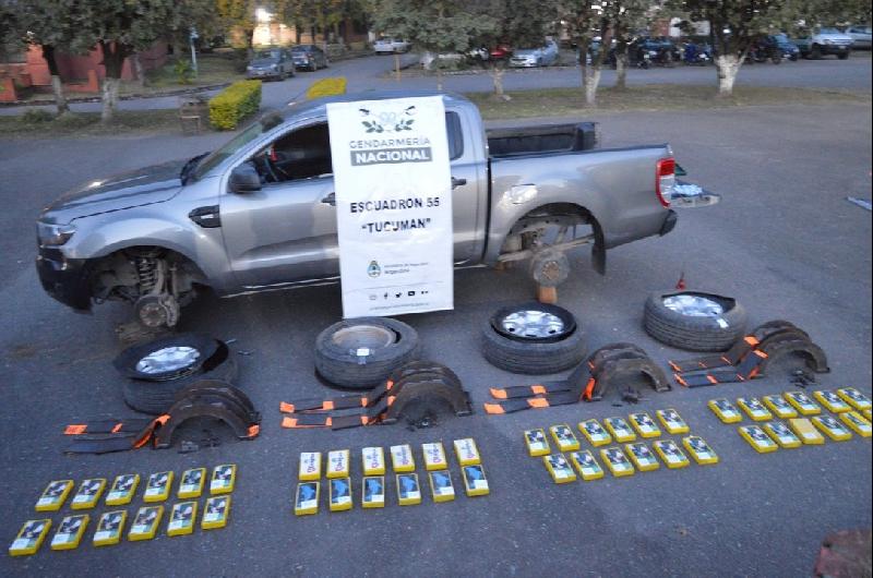 Tucumaacuten- una mujer circulaba en una camioneta con los neumaacuteticos rellenos de casi 50 kilos de cocaiacutena