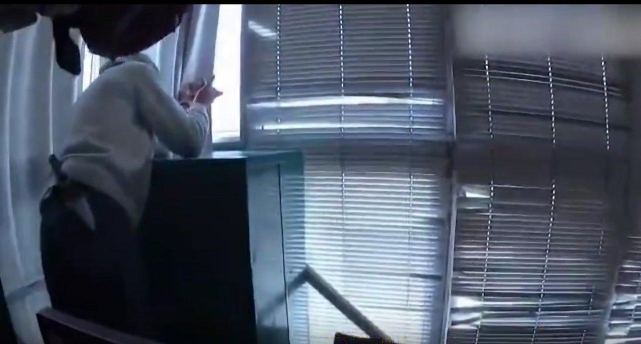 Se atrincheroacute con un cuchillo en Almagro tomoacute de reheacuten a su mamaacute y fue reducido con una pistola Taser