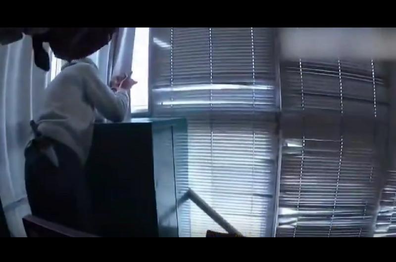 Se atrincheroacute con un cuchillo en Almagro tomoacute de reheacuten a su mamaacute y fue reducido con una pistola Taser