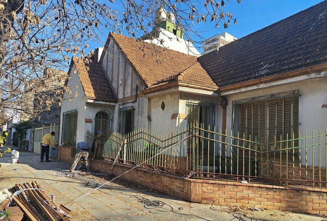 Vecinos de Villa del Parque se movilizan para evitar la demolicioacuten de un chalet histoacuterico