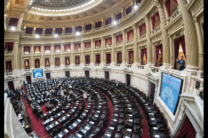 La oposicioacuten logroacute quoacuterum y comenzoacute la sesioacuten especial en Diputados