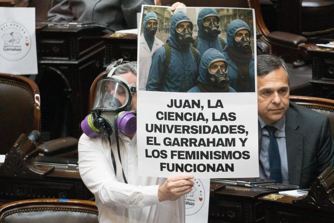El diputado Esteban Pauloacuten se presentoacute en el recinto vestido como ldquoEl Eternautardquo