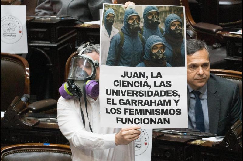 El diputado Esteban Pauloacuten se presentoacute en el recinto vestido como ldquoEl Eternautardquo