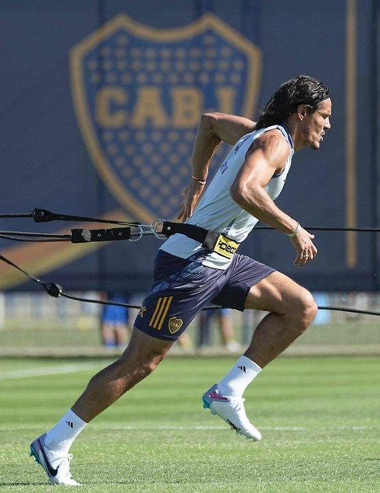 La carrera contra el tiempo de Cavani- Boca suentildea con tenerlo al menos en el banco ante Benfica