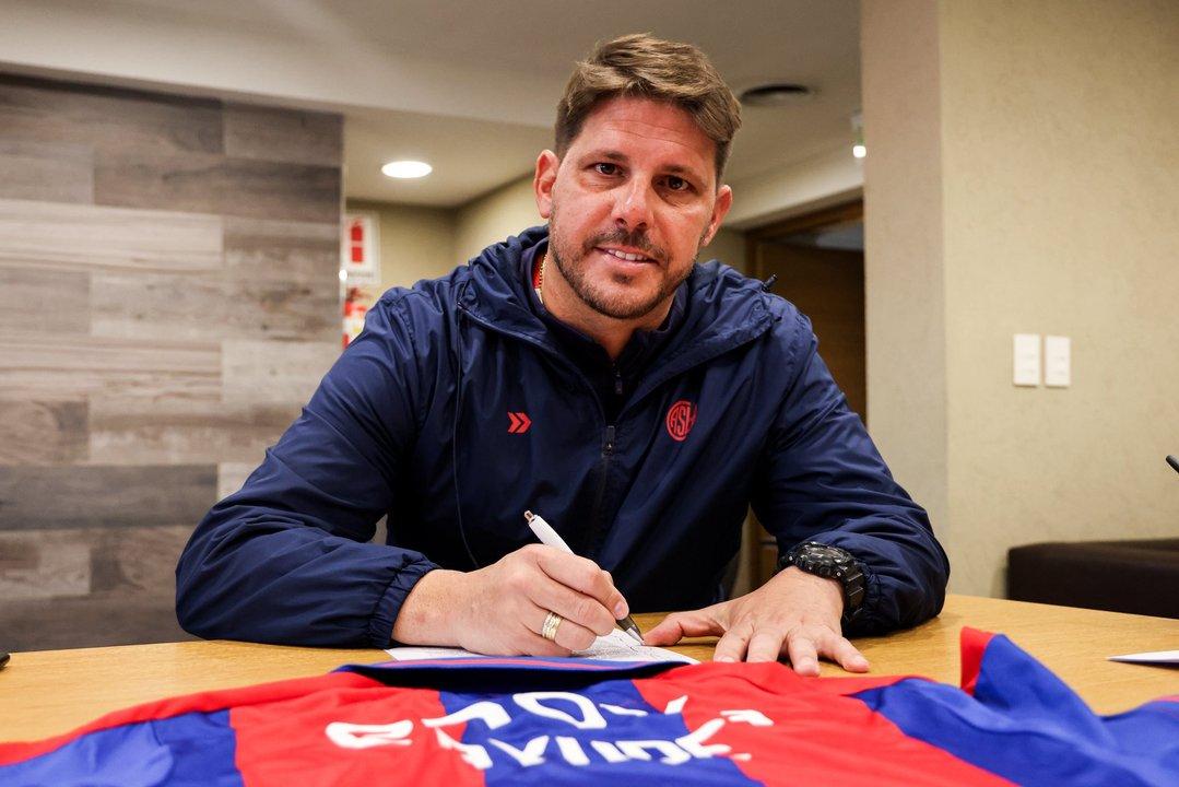 San Lorenzo presentoacute a Damiaacuten Ayude como nuevo DT tras la intempestiva salida de Russo