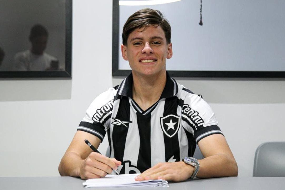Aacutelvaro Montoro fue presentado en Botafogo y ya firmoacute contrato con el club brasilentildeo