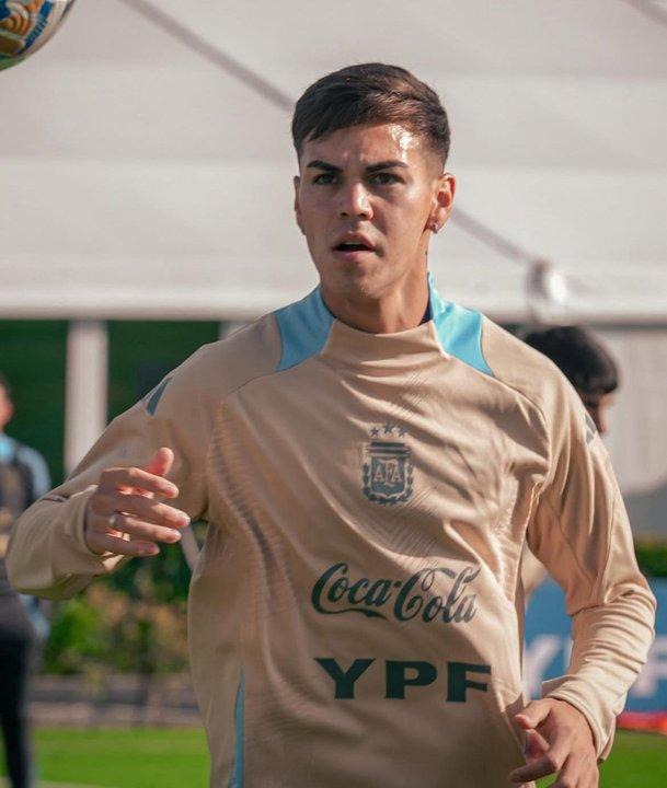 iquestQuieacuten es Enzo Barrenechea el ex Newellrsquos que sorprendioacute en la nueva lista de Lionel Scaloni