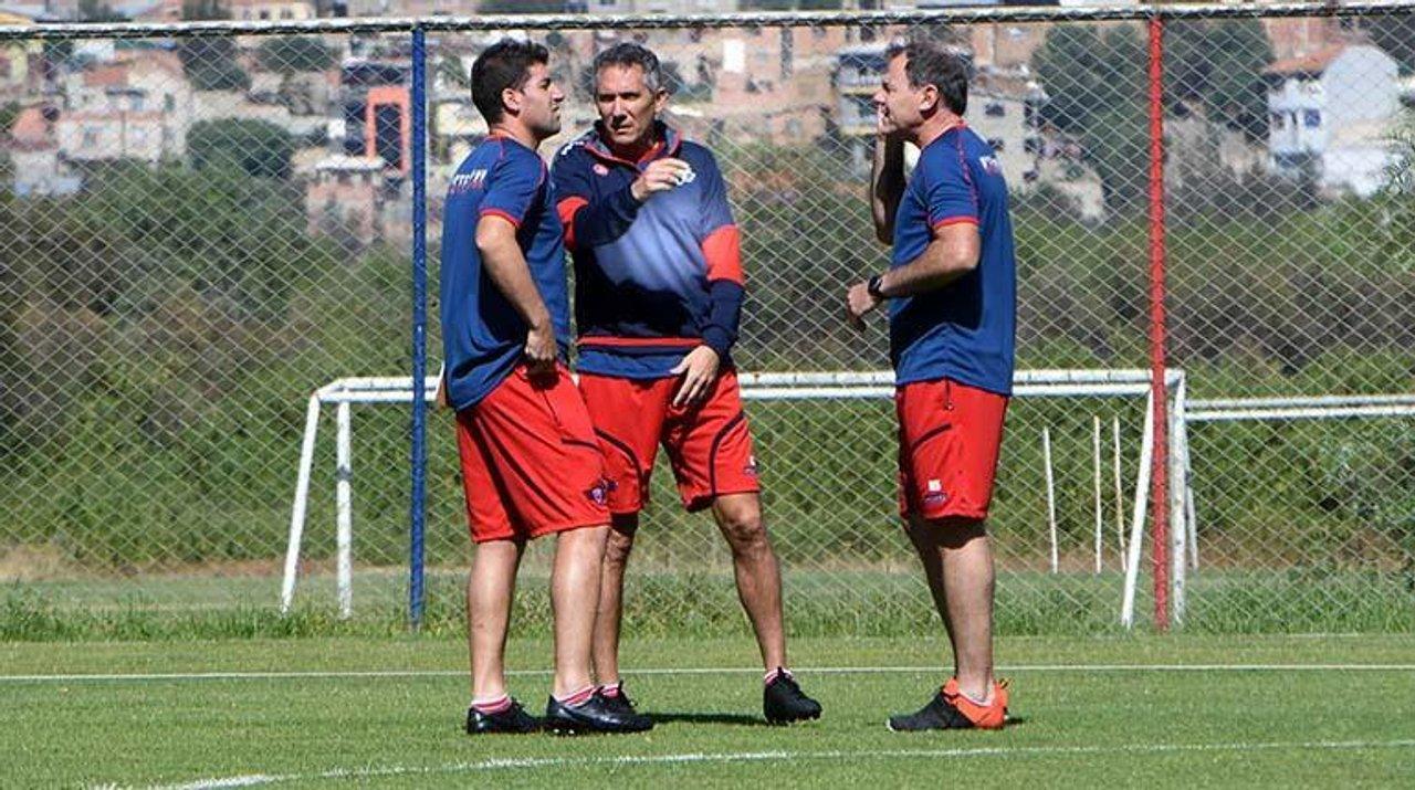 Diego Cagna y Humberto Grondona estaacuten en el radar de un equipo uruguayo