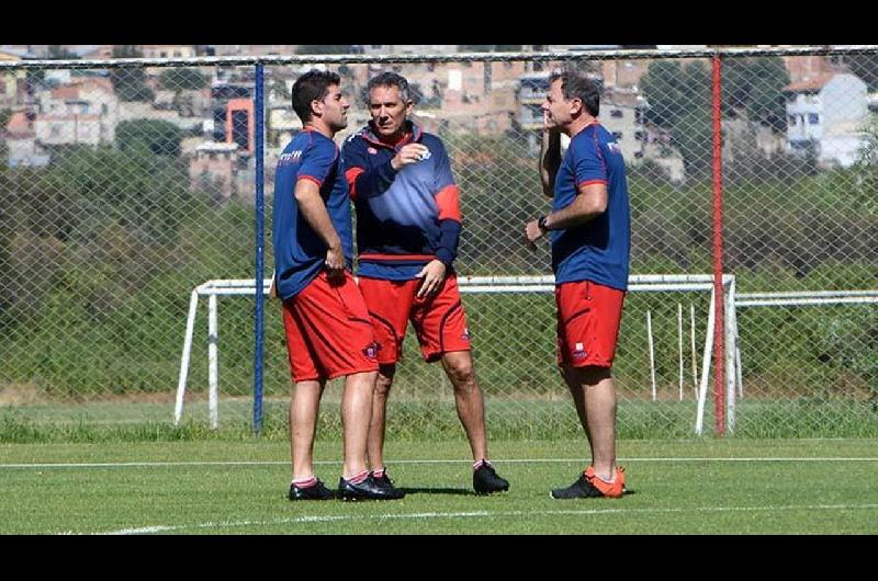 Diego Cagna y Humberto Grondona estaacuten en el radar de un equipo uruguayo