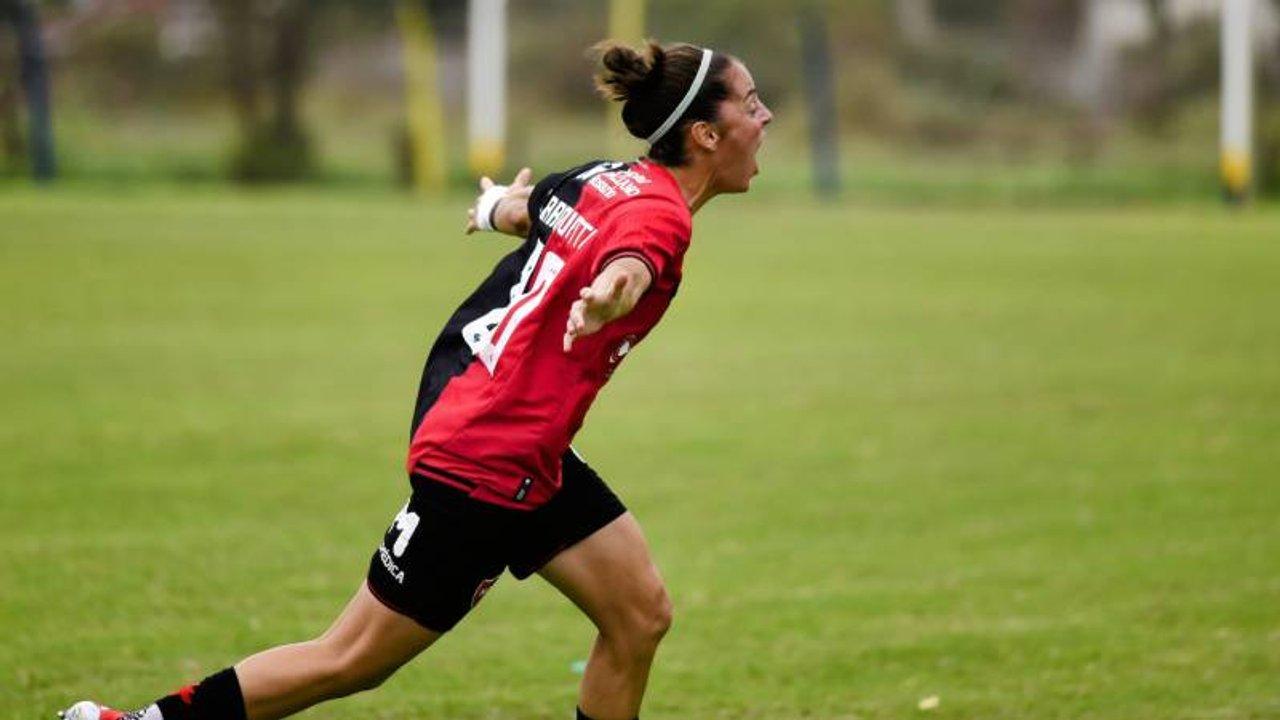 Sigue la poleacutemica en Newellrsquos- las jugadoras de fuacutetbol profesional reclaman salarios atrasados