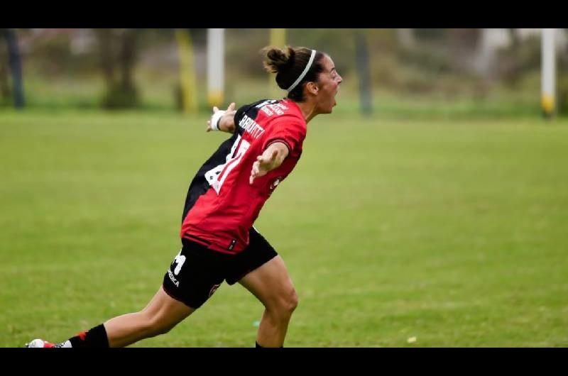 Sigue la poleacutemica en Newellrsquos- las jugadoras de fuacutetbol profesional reclaman salarios atrasados
