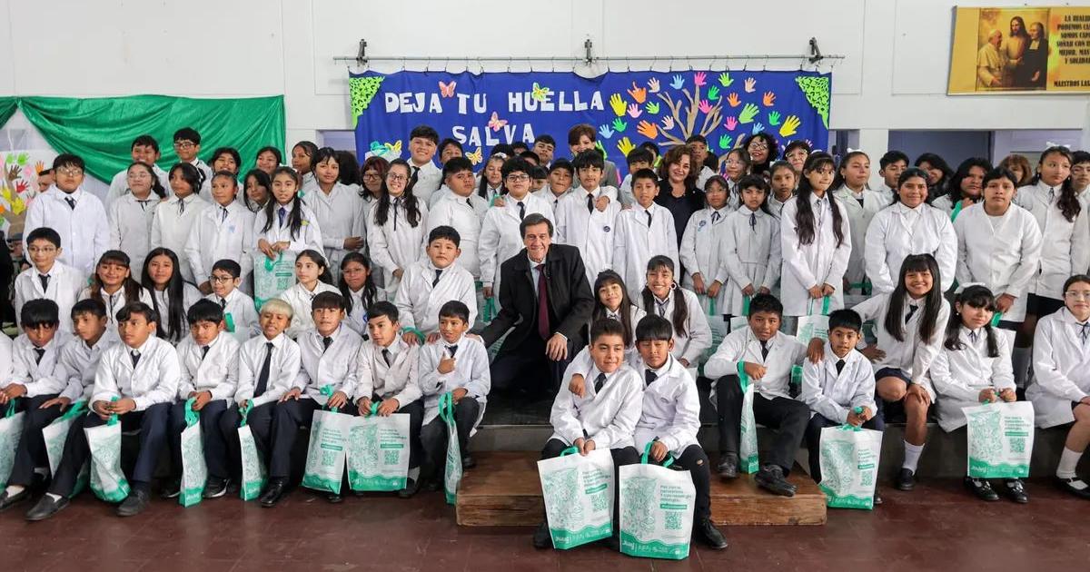 Alumnos prometieron cuidar el planeta en el Diacutea Mundial del Medio Ambiente