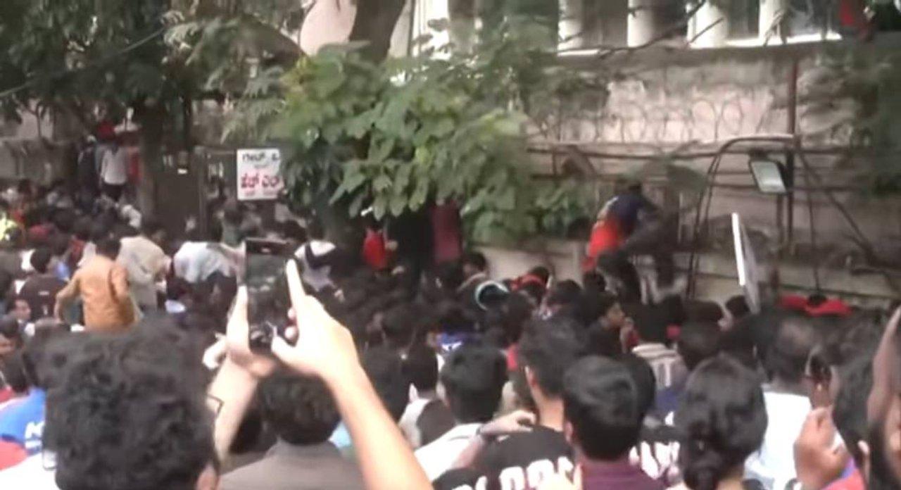 Estampida afuera del estadio de criacutequet en Bengaluru India- 11 muertos y 50 heridos