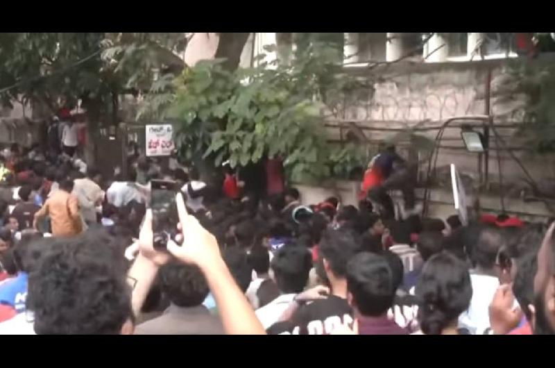 Estampida afuera del estadio de criacutequet en Bengaluru India- 11 muertos y 50 heridos