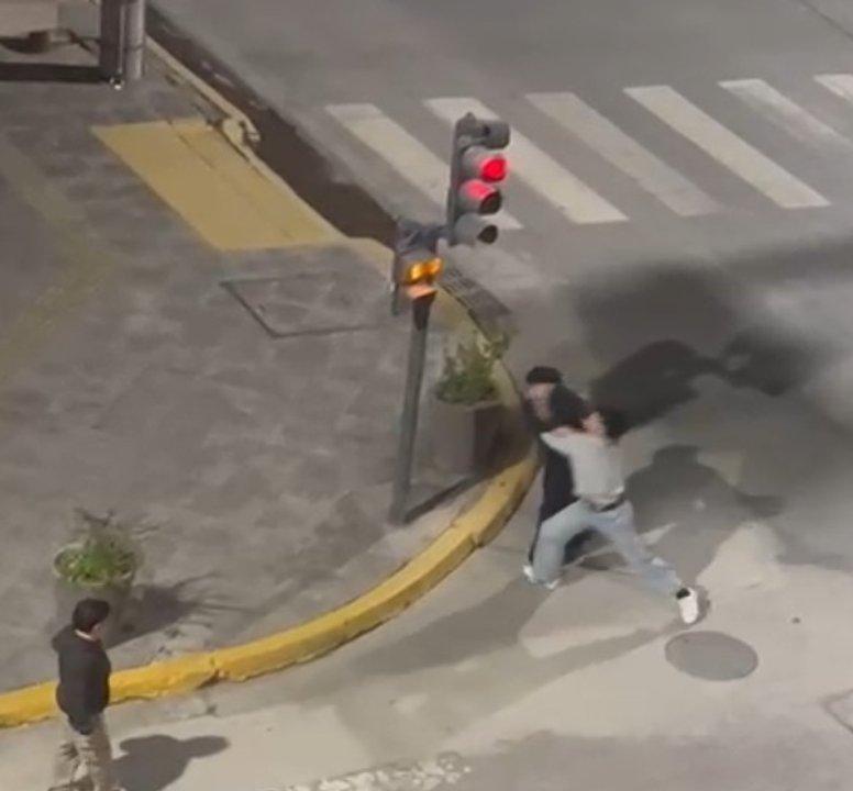 Pelea feroz en Neuqueacuten- un grupo de joacutevenes se enfrentaron a la salida del boliche