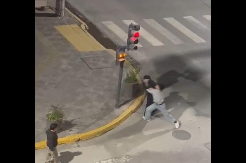 Pelea feroz en Neuqueacuten- un grupo de joacutevenes se enfrentaron a la salida del boliche