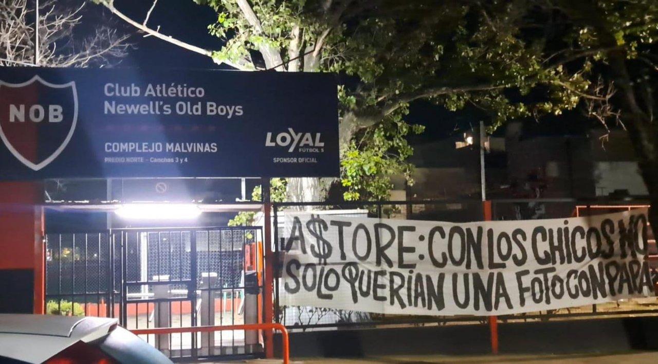 Provocacioacuten de Central a Newellacutes- pasacalles contra Astore por la foto de los chicos con Malcorra