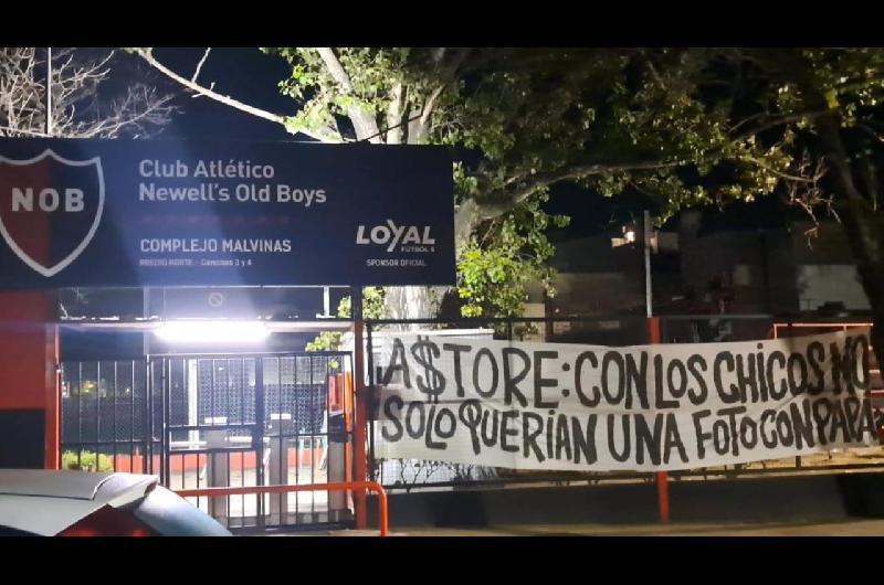 Provocacioacuten de Central a Newellacutes- pasacalles contra Astore por la foto de los chicos con Malcorra