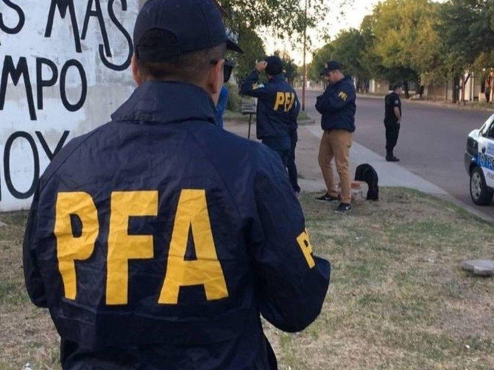 La Matanza- un policiacutea matoacute a un delincuente hirioacute a otros dos y un menor estaacute grave por una bala perdida
