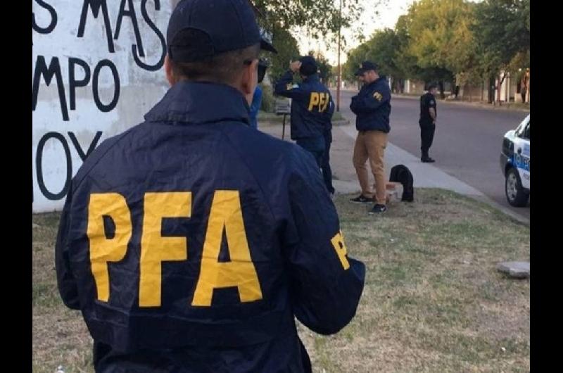 La Matanza- un policiacutea matoacute a un delincuente hirioacute a otros dos y un menor estaacute grave por una bala perdida