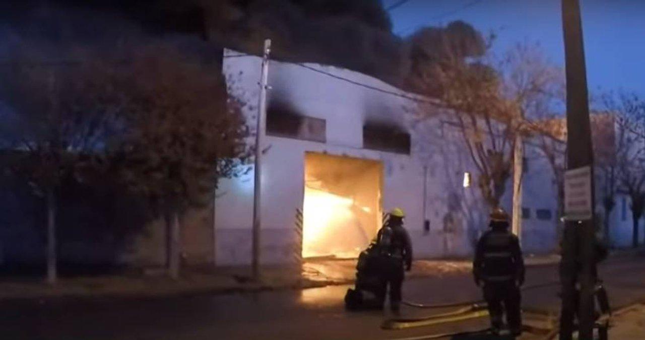 Incendio en un depoacutesito en San Justo- evacuaron a los vecinos