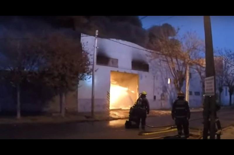 Incendio en un depoacutesito en San Justo- evacuaron a los vecinos