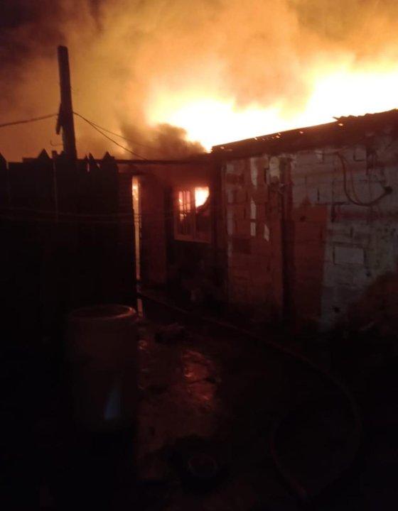 Incendio en Villa Elvira- destruyoacute por completo una vivienda donde viviacutea una familia