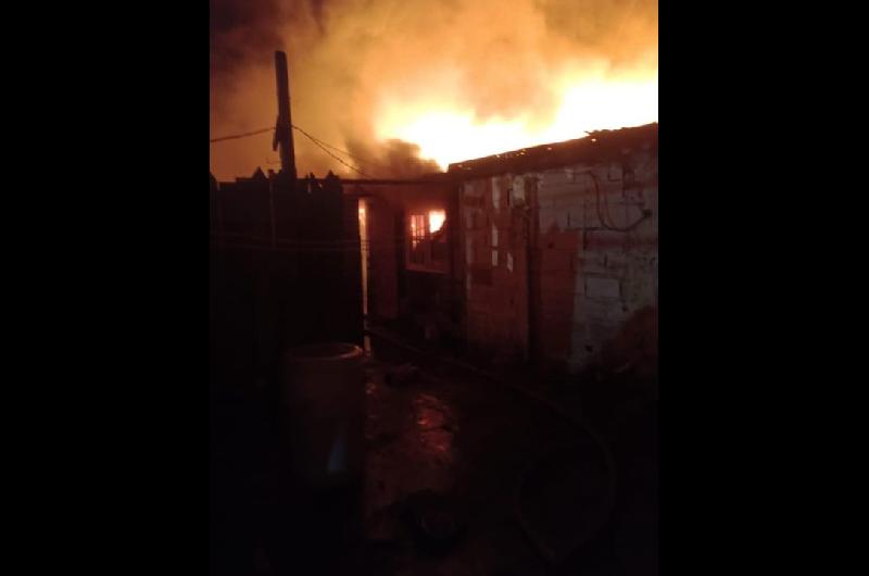 Incendio en Villa Elvira- destruyoacute por completo una vivienda donde viviacutea una familia