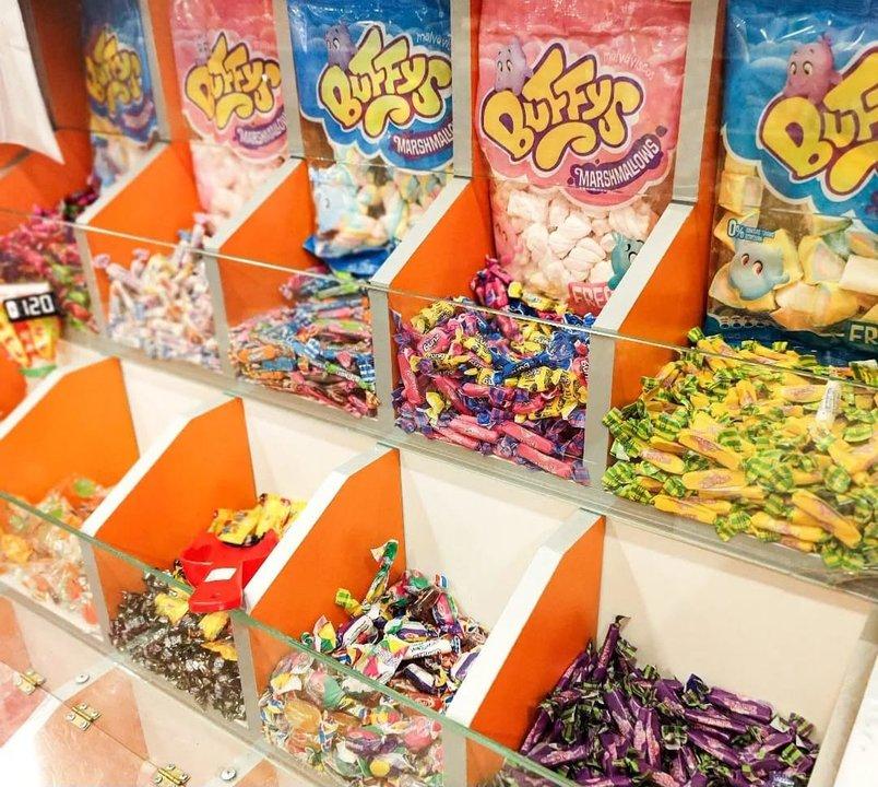 En plena caiacuteda del consumo un kiosco vende golosinas alfajores y panchos con precios de 2013