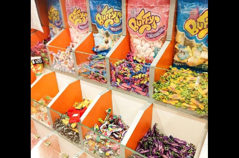 En plena caiacuteda del consumo un kiosco vende golosinas alfajores y panchos con precios de 2013
