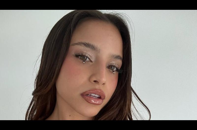Emilia Mernes brilloacute como nunca con un vestido transparente y Duki le dejoacute un piropo explosivo