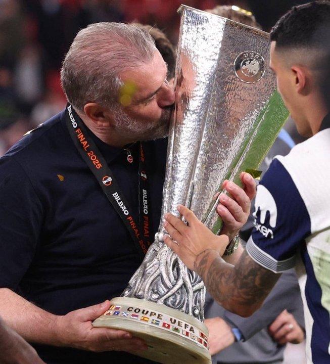 Cuti Romero se quedoacute sin DT en Tottenham- despidieron a Postecoglou tras una temporada caoacutetica