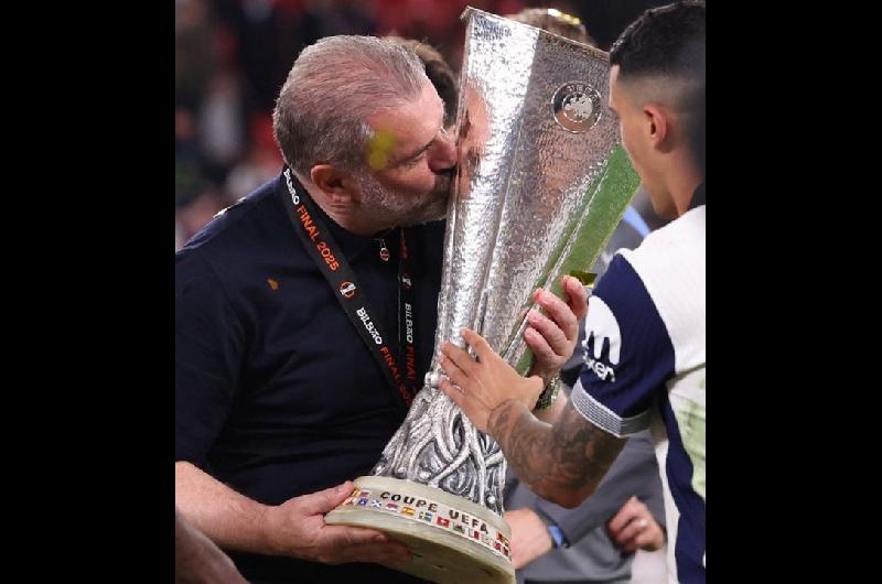 Cuti Romero se quedoacute sin DT en Tottenham- despidieron a Postecoglou tras una temporada caoacutetica