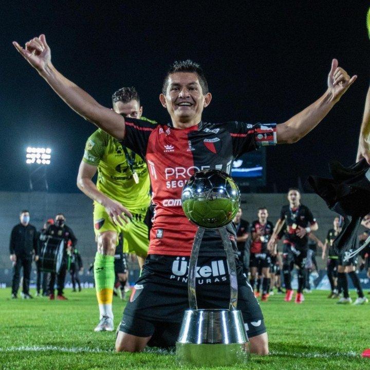 El Pulga Rodriacuteguez anuncioacute su retiro del fuacutetbol y planea una despedida con figuras del Coloacuten campeoacuten