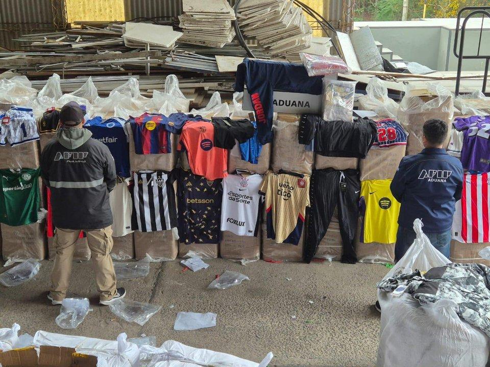 La Aduana secuestroacute 75 mil prendas falsificadas rumbo a Paraguay- estaban ocultas en un camioacuten escaneado