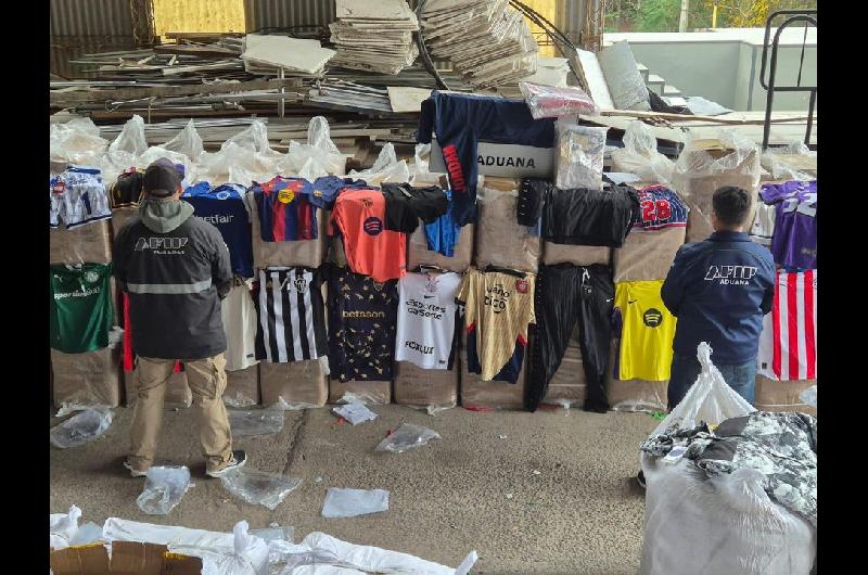 La Aduana secuestroacute 75 mil prendas falsificadas rumbo a Paraguay- estaban ocultas en un camioacuten escaneado