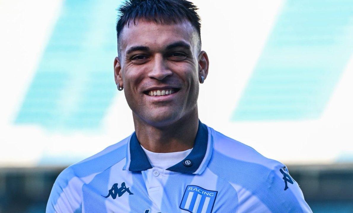 Lautaro Martiacutenez visitoacute a los juveniles de Racing- emocioacuten consejos y una leccioacuten de humildad