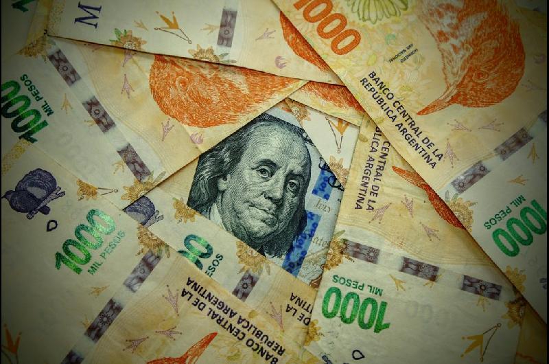 De cuaacutento era el salario en doacutelares en 2013 y cuaacutento es hoy- queacute se podiacutea comprar en un kiosco con esa plata