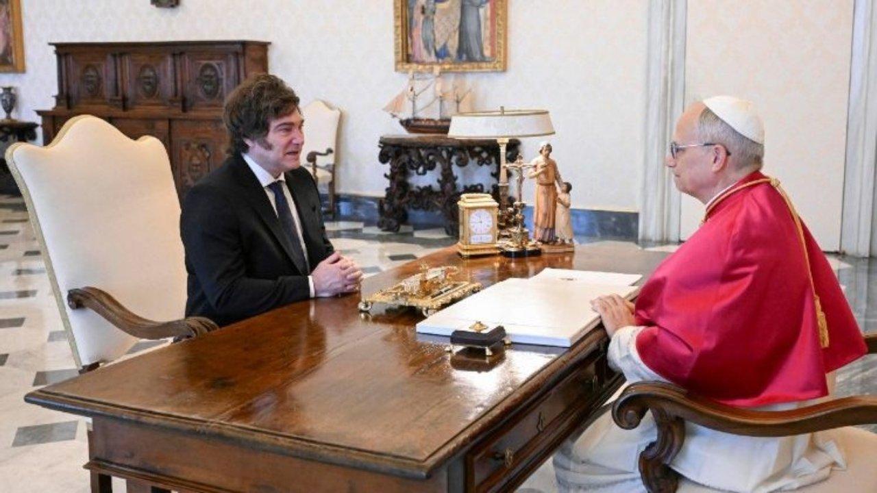 Leoacuten XIV le confirmoacute a Milei que visitaraacute Argentina seguacuten Manuel Adorni