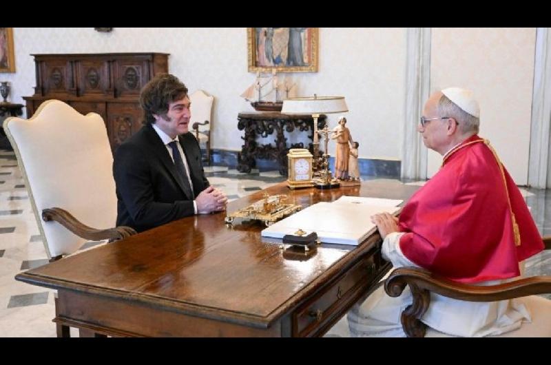 Leoacuten XIV le confirmoacute a Milei que visitaraacute Argentina seguacuten Manuel Adorni