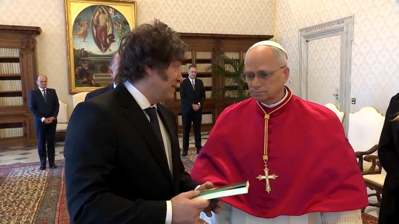 Video y fotos- los regalos que intercambiaron Javier Milei y el papa Leoacuten XIV en su encuentro en el Vaticano