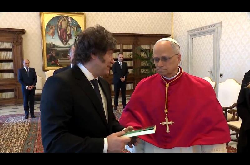 Video y fotos- los regalos que intercambiaron Javier Milei y el papa Leoacuten XIV en su encuentro en el Vaticano